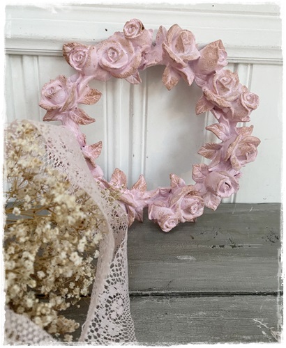 Oude look kransje roze, doorsnee 20 cm. van steen met patina.