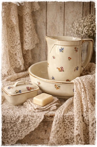 Lampetstel bloempjes , waterschaal met kan, kammenbak, zeepbak uit de jaren 30