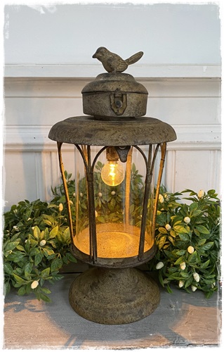 Oude look ledlantaarn op voet met vogel bovenop roestn 32 cm