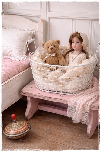 Brocante wit superleuke mooie mand met hengsels. 40 x 24 x 18 cm.