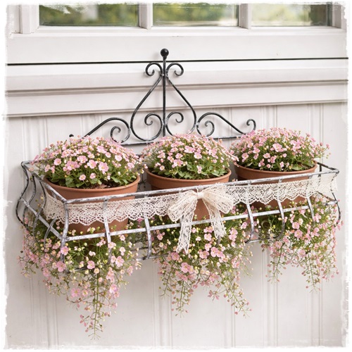 Brocante wandmand (leuk voor onder raamkozijn) sierlijke vorm grijs met witte gloed van ijzer 42 cm. breed x 17,5 diep , hoog voorkant 12 cm. achterzijde 30 cm. hoog