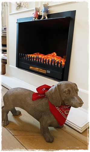 Puck een lieve deco teckel met een sjaaltje, ze is 51 cm. lang.