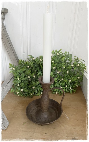 Nostalgische sierlijke roest kandelaar countryfield en kaars