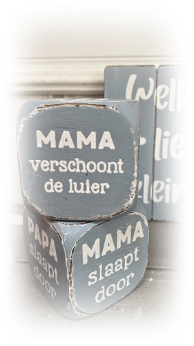 Dobbelsteen 8x8cm mama of papa verschoont luier baby blauw