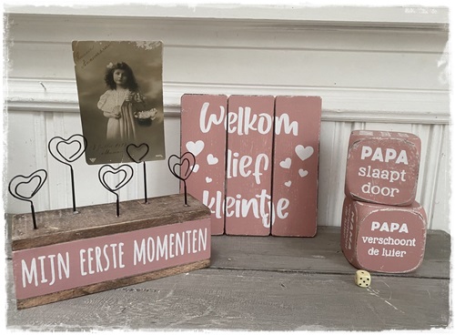 Dobbelsteen 8x8cm mama of papa verschoont luier baby, kleur roze