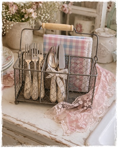 Landelijk bestekmandje van metaal kleur donkergrijs voor bestek en servetten.