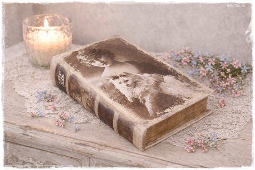 Boekendoos met leatherlook bekleding Antieke afb. meisje met kat,afm. 15 x 10 x 3,5 cm.