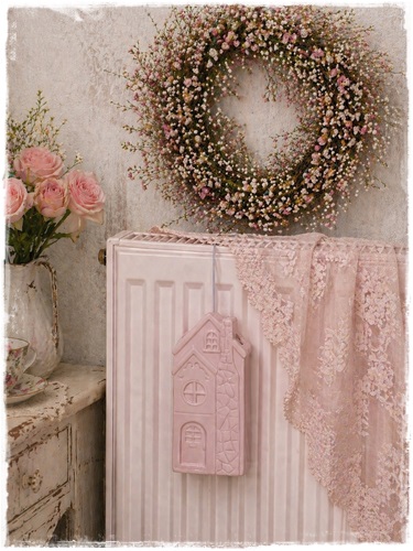 Luchtbevochtiger/ verwarmingsbakje keramiek huisje roze met haak