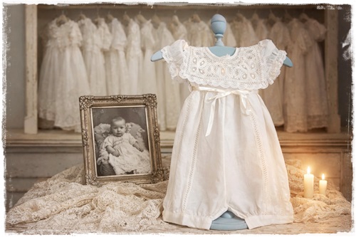 Dooppakje in de kleur wit met kant, pijpjes. Voor jongetje of meisje