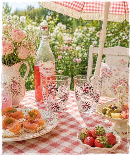 Romantisch sapglas met lieve roze roosjes 9 cm.hoog en 8 cm. doorsnee