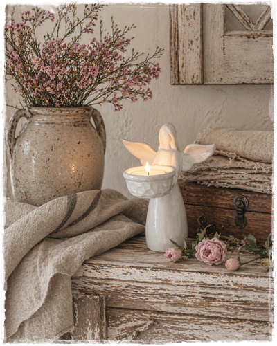 prachtige engel/engeltje kandelaar van keramiek 18 cm. groot x 11,5 cm. (met waxinekaarsje)