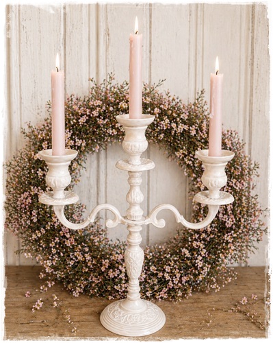 Zware prachtige kandelaar, aluminium geemailleerd 35 cm. hoog, en 32,5 cm. breed in de kleur zalm/roze