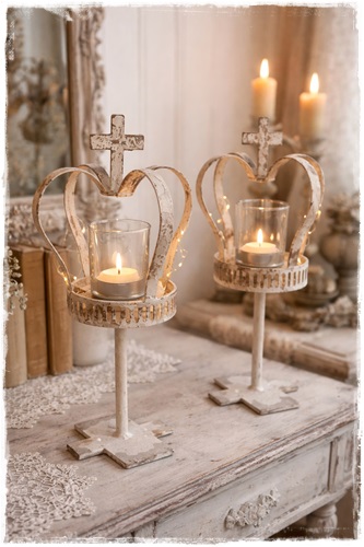 Brocante zeer oude look kroon op voet, mooi bewerkt en kruis bovenop, 40 cm. hoog