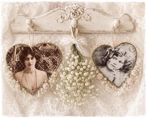 Prachtige romantische hanger hart met glitterrand, afbeelding vrouw, afm. 12 x 14 cm.