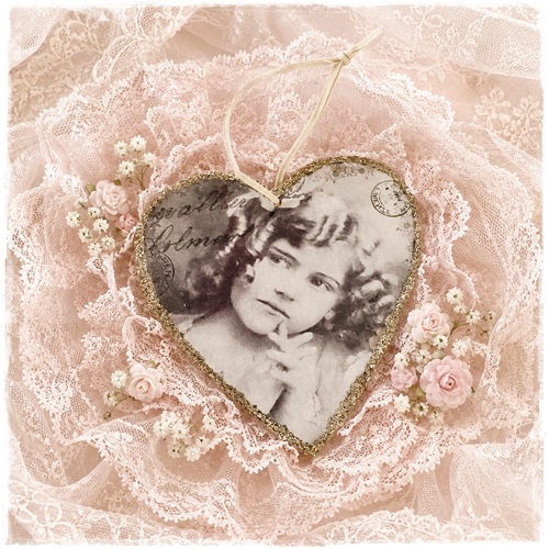 Heel mooi hart met vintage afb. meisje en glitterrandje afm. 11 x 11 cm.