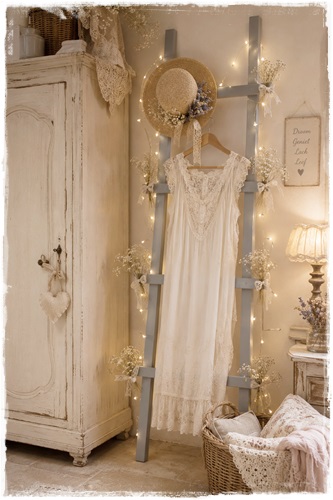Brocante ladder oud blauw van 2 meter hoog en 50 cm. breed, leuk om handdoekjes op te hangen maar ook als decoratiestuk in de huiskamer