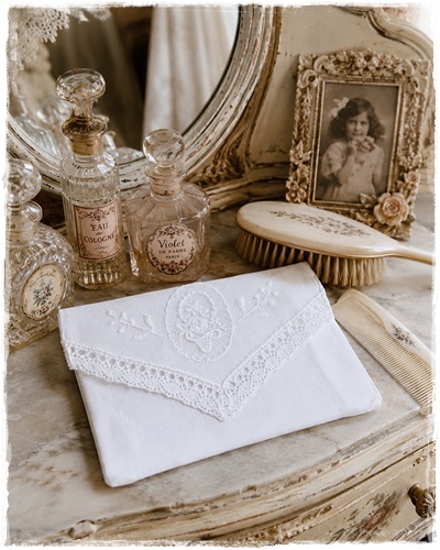 Romantisch hoesje met klepje voor tissue, wit met kant , bloemenmandje, afm. 14×9,5 cm