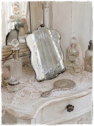 Lief verweerd spiegeltje op antieklook houder, collectie Jeanne d’Arc, 20 x 13 cm.