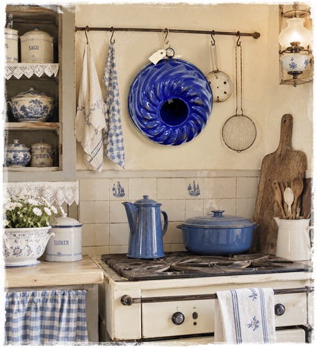 Oude grote antieke emaille tulband blauw 13 cm. hoog x 25 cm. doorsnee met ophangring