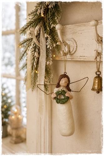 Angel/engeltje of christmas, engel met kerstkrans, 12,5 cm. groot.