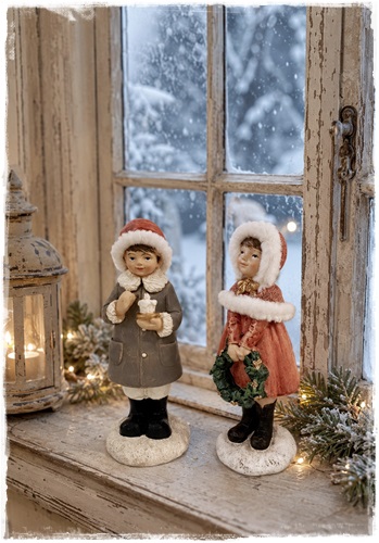 Dit is Kees, een schattig kerst/winterjongetje met kaarsje en een afmeting van 5 x 5 x bijna 14 cm. groot.