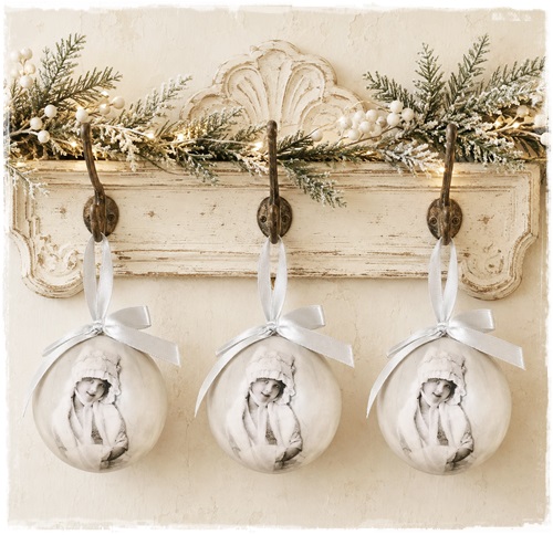 Kerstbal met antieke afbeelding vintage meisje met brocant mutsje, 9 cm. doorsnee cartonage