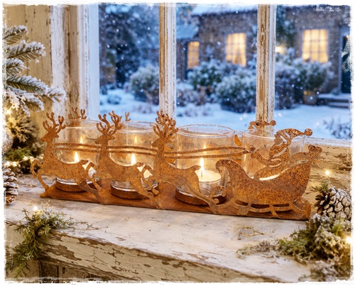 Leuk sfeerlicht roest , de kerstman in de slee met zijn hertjes. 25 cm. en 4 waxineglaasjes.