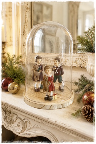 Grote mooie stolp van glas met onderbord. Doorsnee 23 cm, hoogte 29 cm.