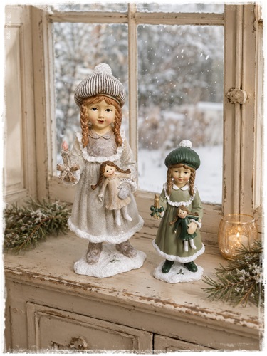 Lief victoriaans wintermeisje oranje vlechtjes met kaarsje en pop in haar handjes, 19 cm., glitters